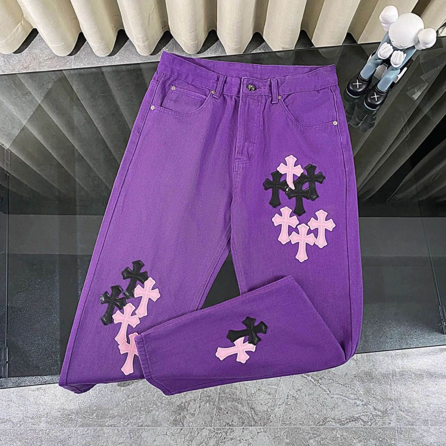 P240 CH Chromehearts 2025 new limited edition black and pink cross leather couple style washed loose purple jeans 💜 Top quality ceiling quality styles with different washed textures, very friendly to people with thin legs and thick legs. The straight and loose version is very flattering to the leg shape. Timeless and moderate length, easy to match with casual, basic styling for various styles, a must-have in the wardrobe! The fabric is stiff but also makes the upper body soft without losing texture. The washing process is even more perfect. It is a must-have item for everyone! ! ! Washed wheat, hang tag, pants label, three labels complete Color: Purple Size: 28, 30, 32, 34